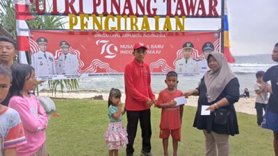 Lomba Panjat Pinang Dan Tangkap Itik, Warnai Perayaan HUT RI Ke-79 Di Desa Pengubaian