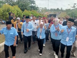 Berjalan Kaki Diiringi Lagu Viral Tabrak Tabrak Masuk Menuju KPUD Kaur, Sulman-Deni Pastikan Siap Maju Pada Pilkada Kaur