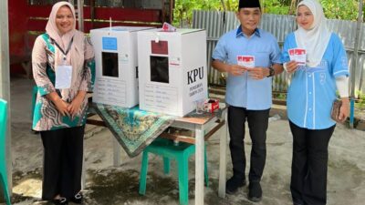 Calon Wakil Bupati Kaur Denny Setiawan Bersama Istri Melakukan Pencoblosan di Desa Pasar Sawoh Kaur Selatan