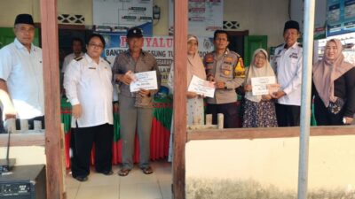 Sebanyak 18 Keluarga Penerima Manfaat Desa Kelapa Pasar Menerima BLT-DD Tahap Ketiga